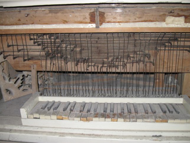 Tastiera e catenacciatura prima del restauro