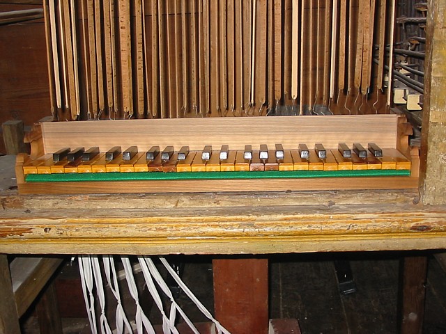 Tastiera restaurata e collegata al somiere con la tiranteria in faggio originale.