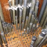 Interno dello strumento dopo il restauro, con le canne in piombo restaurate ed allungate ove necessario al ripristino del corista originale.