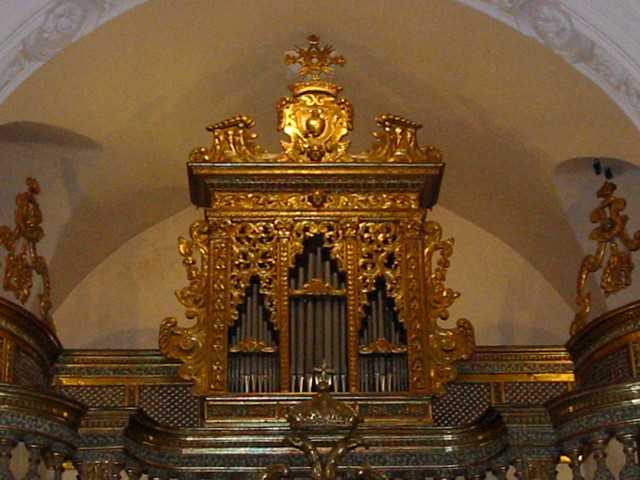 Lo strumento ricollocato in cantoria, dopo il restauro.