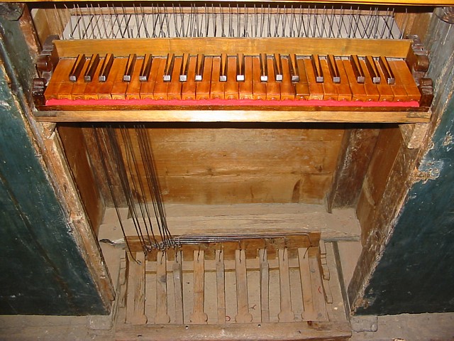 Tastiera e pedaliera dopo il restauro.